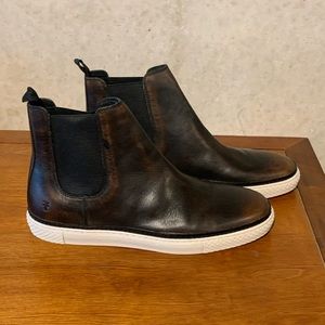 NWT Frye Chelsea Boots